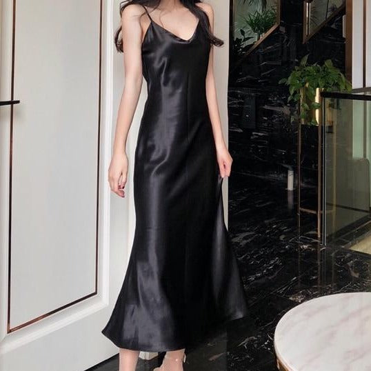 Stay comfortable and stylish with the Robe Philomene slip maxi dress. Perfect for any occasion, this dress offers a relaxed fit and effortless elegance. Whether you're lounging at home or out on the town, this dress will keep you feeling and looking your best.