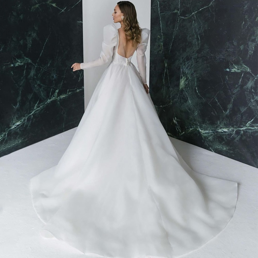 Introducing the exquisite Robe Harleigh, a showstopper among bridal gowns. Its elegant design boasts long sleeves, a chic V-neck, and exquisite embroidery. Embody sophistication and grace on your special day with this luxurious robe.