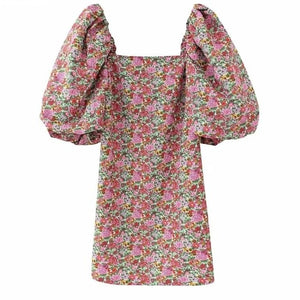 Introducing the Robe Tegwen, a vintage-inspired dress for the modern woman. Featuring a floral print and puffy sleeves, this short dress is perfect for any casual occasion. With its square neckline, it exudes an effortless yet chic style. Get yours now and stand out with this unique and stylish piece.