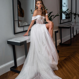 Elevate your wedding day style with Robe Lovise! This charming and elegant bridal gown will make you feel like a daring adventurer on your big day. With its bold and alluring design, it's the perfect choice for those who like to take risks. Say "I do" in this stunning dress and make your wedding day truly unforgettable!