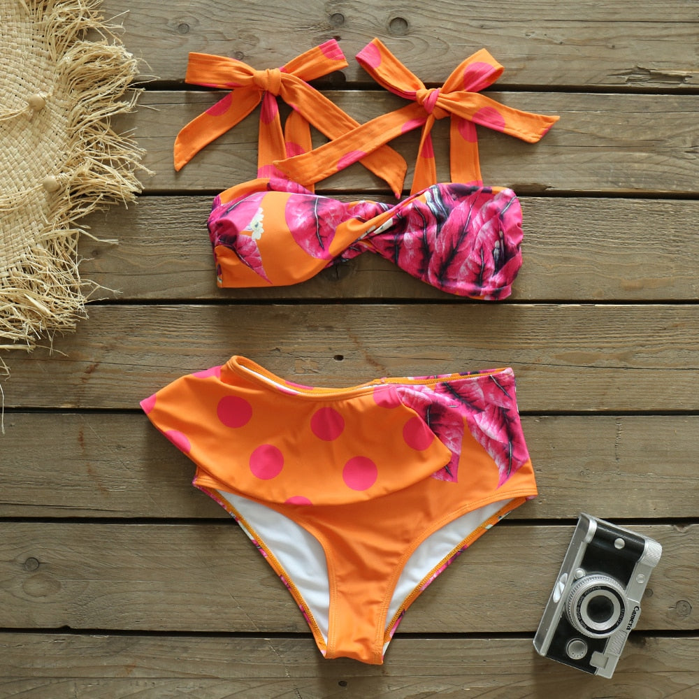 Be beach-ready with the Maillot de bain Marian! This new bikini set features a high waist design and a playful print of dots and florals. The strappy swimwear is perfect for a fun and flirty summer look. Get ready to turn heads at the beach or pool with this sexy and stylish bathing suit.