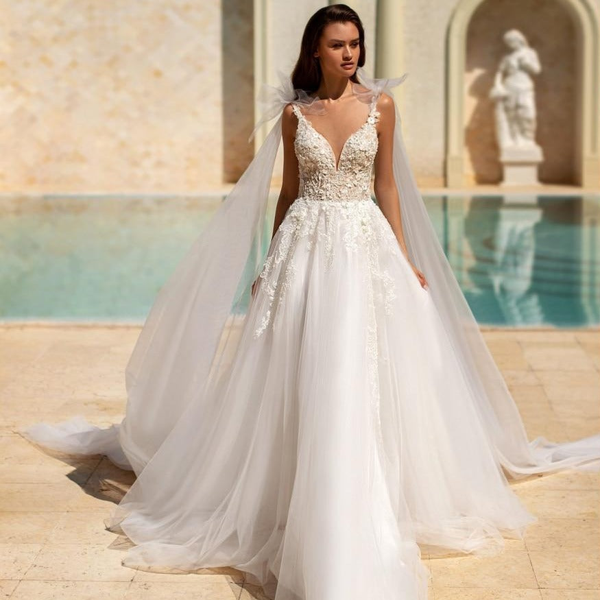 Look stunning on your special day in the Robe Simmonne. This a-line bridal gown will make you feel like a princess as you walk down the aisle. Say "I do" in style with this elegant wedding dress.