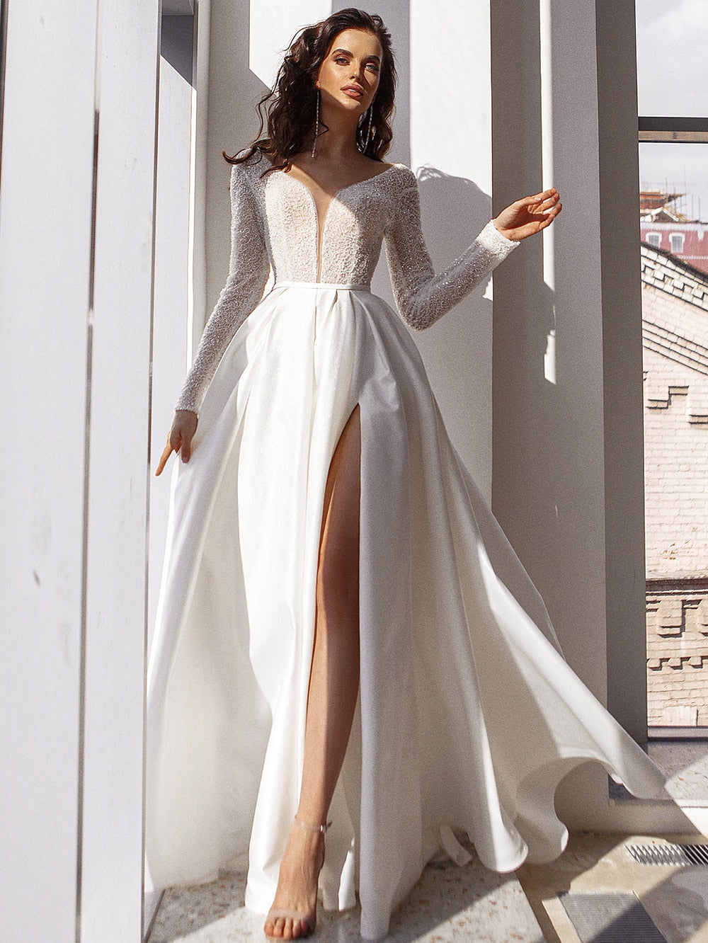 The Robe Nixie is the perfect choice for any bride looking for a touch of elegance on her big day. This wedding bridal gown exudes sophistication and grace, making you feel like a true princess. Its timeless design and luxurious material will make you stand out and feel confident as you walk down the aisle.