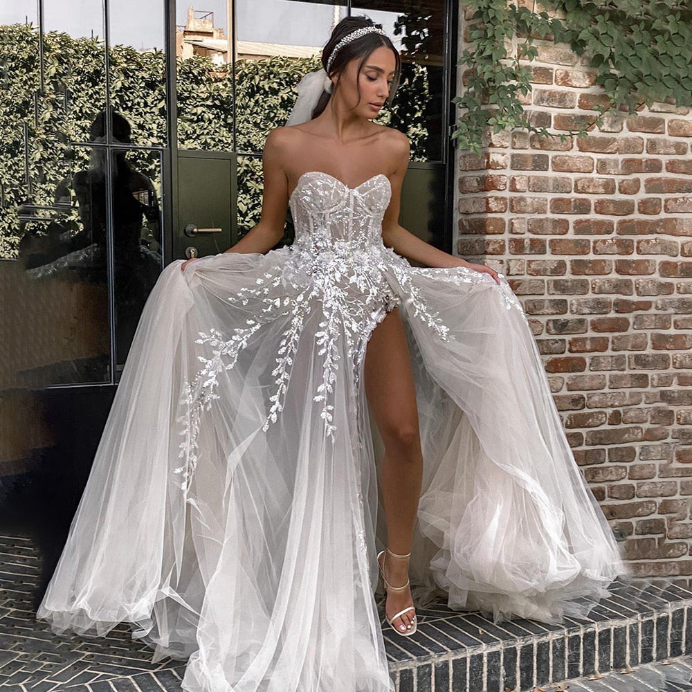 Look stunning and feel confident on your big day with our Robe Jeawele. This modest wedding gown boasts elegant simplicity that will complement any style. Say yes to a dress that allows you to shine without sacrificing your values. Available now for your special day.