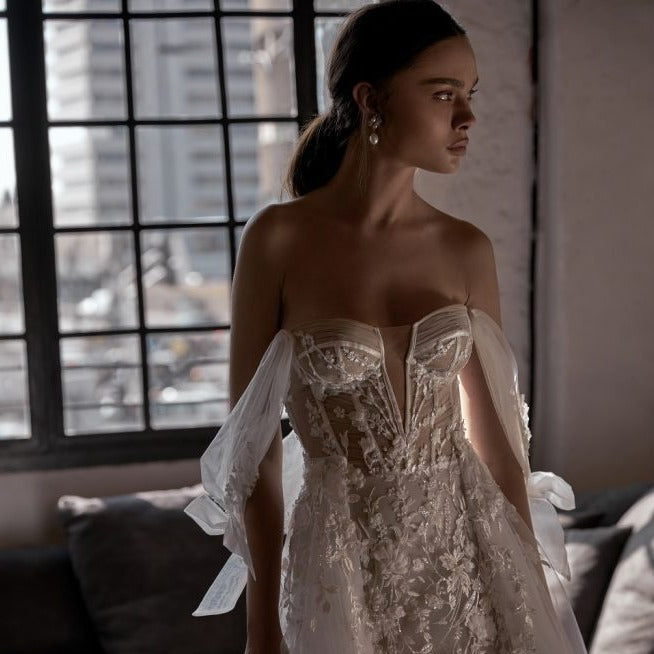 Reveal your beauty in our exquisite Robe Blanch! This unique bridal gown features delicate lace appliqués that will make you shine on your special day. Plus, its one-of-a-kind style will make you stand out from the crowd. Walk down the aisle with poise and grace in this must-have garment!