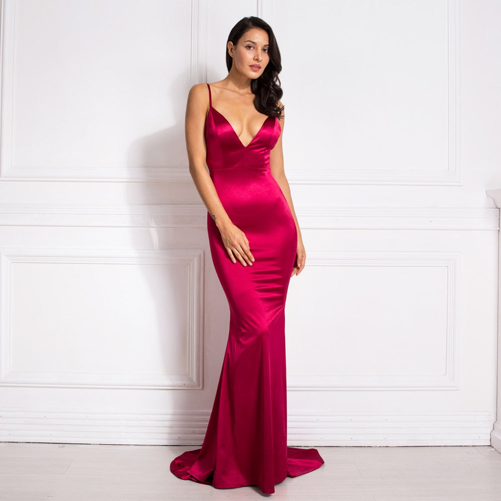 Effortlessly elegant, the Robe Usha is a satin mermaid maxi dress that will turn heads with its sleek silhouette. The fabric is soft and luxurious, providing maximum comfort while exuding sophistication. Dress it up for a night out or wear it casually for a day out, this dress is versatile and stylish.