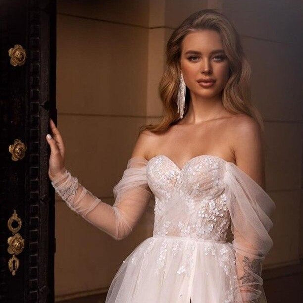 Introducing Robe Earnestyne, a line lace bridal gown designed for maximum sophistication and elegance. Crafted with luxurious fabrics, this gown captures the light and creates a timeless statementpiece for any event. Make a statement and be the belle of the ball.