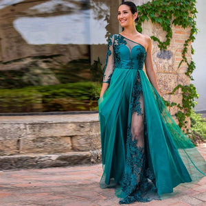 Elevate any cocktail or evening party with our exquisite Robe Honorine! This elegant emerald green ball gown will make heads turn and leave a lasting impression. Perfect for those looking to make a statement and stand out in the crowd. Get ready to be the center of attention in this stunning dress!