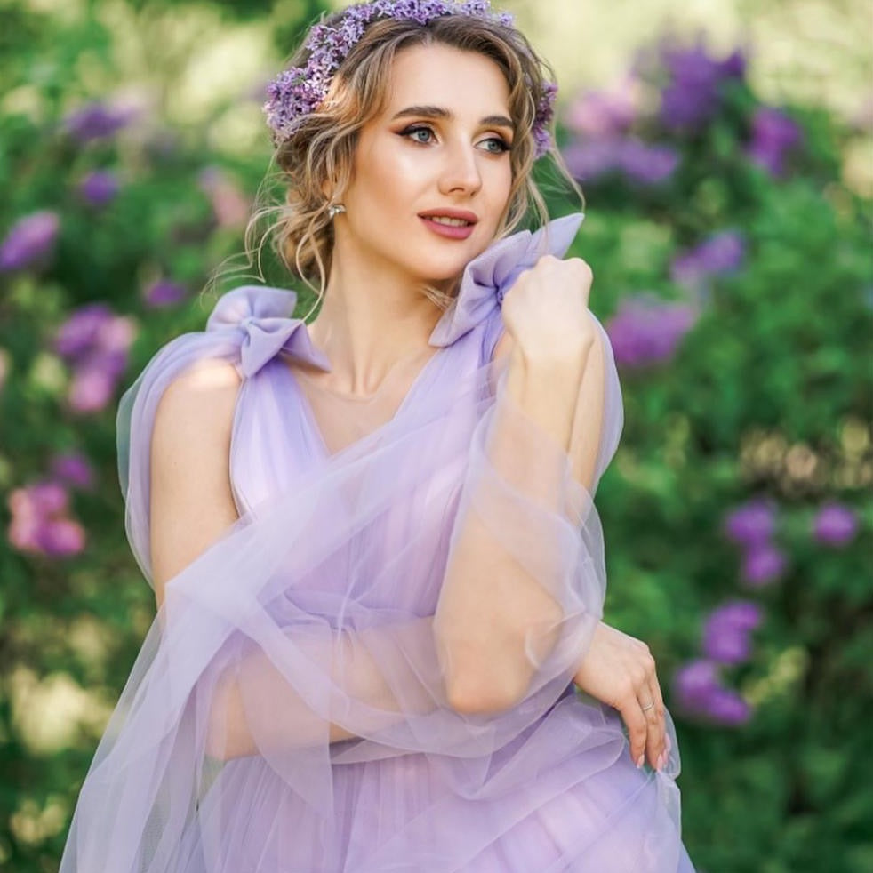 Introducing the Robe Grainia: the perfect prom gown for a sophisticated and elegant look. Crafted with high-quality tulle, this dress exudes luxury and creates a stunning silhouette. Make a statement at your prom and be the envy of all your friends with the Robe Grainia.