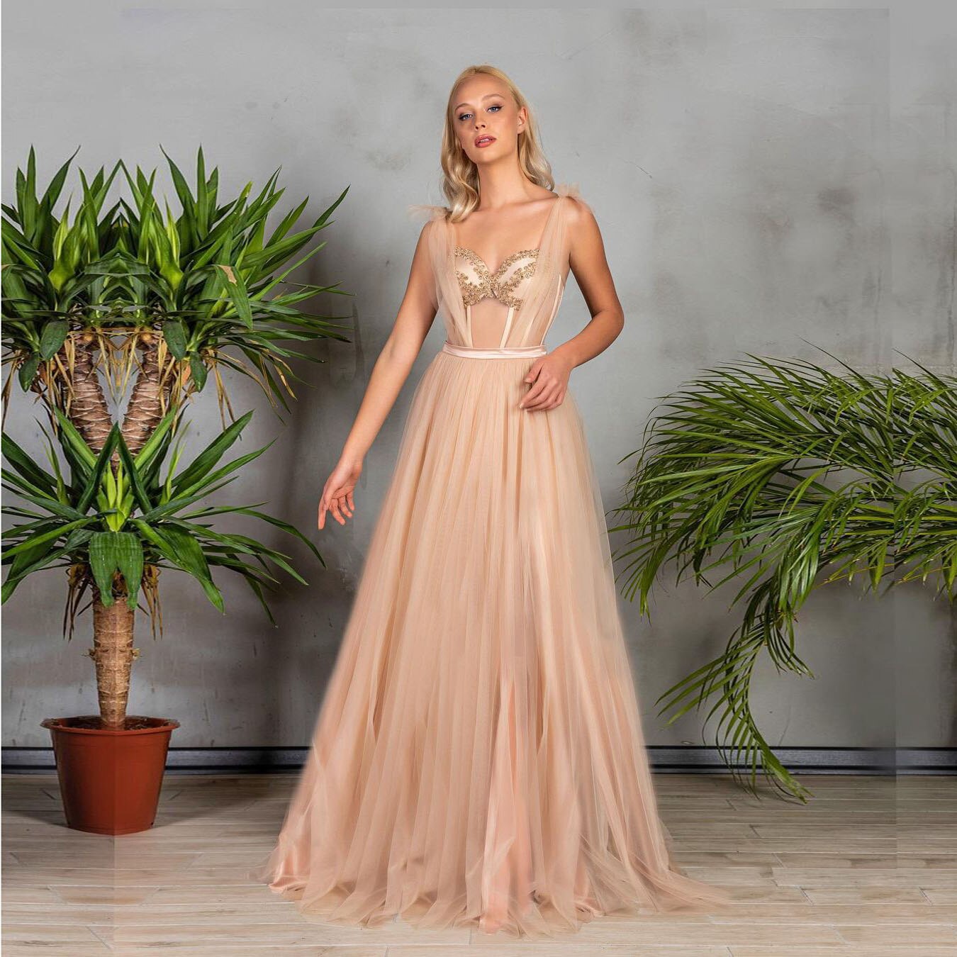 Turn heads with the Robe Geneera. This cocktail dress features delicate tulle fabric in a playful pink color. Perfect for prom or any fancy occasion. (Don't be afraid to show your fun side!)