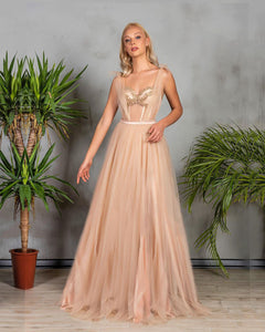 Turn heads with the Robe Geneera. This cocktail dress features delicate tulle fabric in a playful pink color. Perfect for prom or any fancy occasion. (Don't be afraid to show your fun side!)