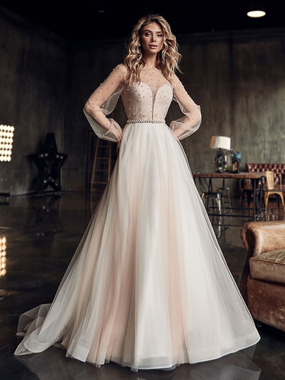 The Robe Lisboa is a stunning A-line bridal gown, perfect for any casual wedding. This elegant gown boasts a flattering silhouette, making it the perfect choice for brides who want to look both chic and comfortable on their special day. Its simple yet sophisticated design will surely make you feel like a true bride.&nbsp; 