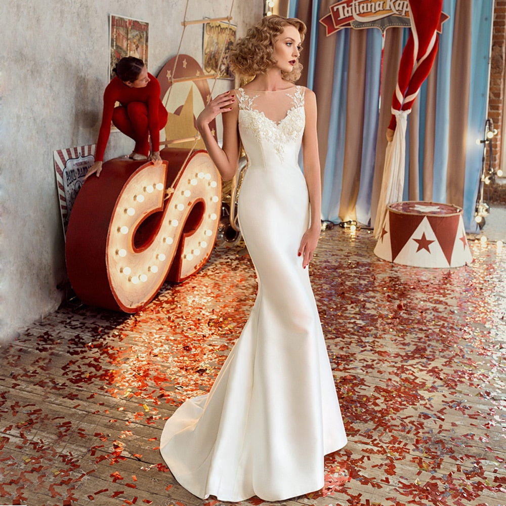 Elevate your special day with the Robe Jaana, a chic and elegant white bridal gown. Stand out in style and grace while celebrating your love with this must-have dress. Complete your dream wedding look with the perfect combination of sophistication and romance.