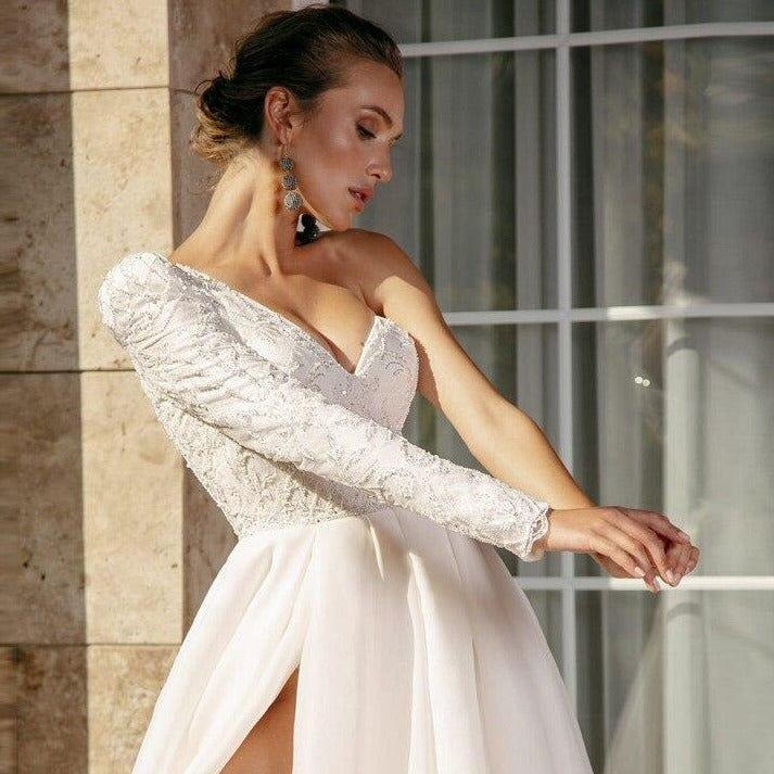 Indulge in luxury and elegance with our Robe Moneek. This bridal gown boasts a sexy and sleeveless design, perfect for the most romantic occasions. Make a statement and captivate the room with our exclusive and sophisticated masterpiece. Every detail has been carefully crafted for a truly unforgettable experience.