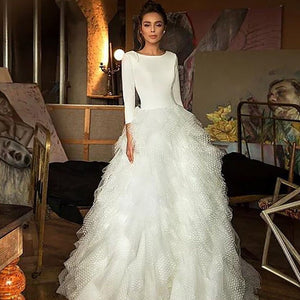 Introducing Robe Dalleen - the perfect choice for any bride looking for a beautiful and chic wedding gown. With its fantasy-inspired design, this gown will make you feel like you've stepped out of a fairytale. Make your wedding day even more special with this stunning and unique dress.