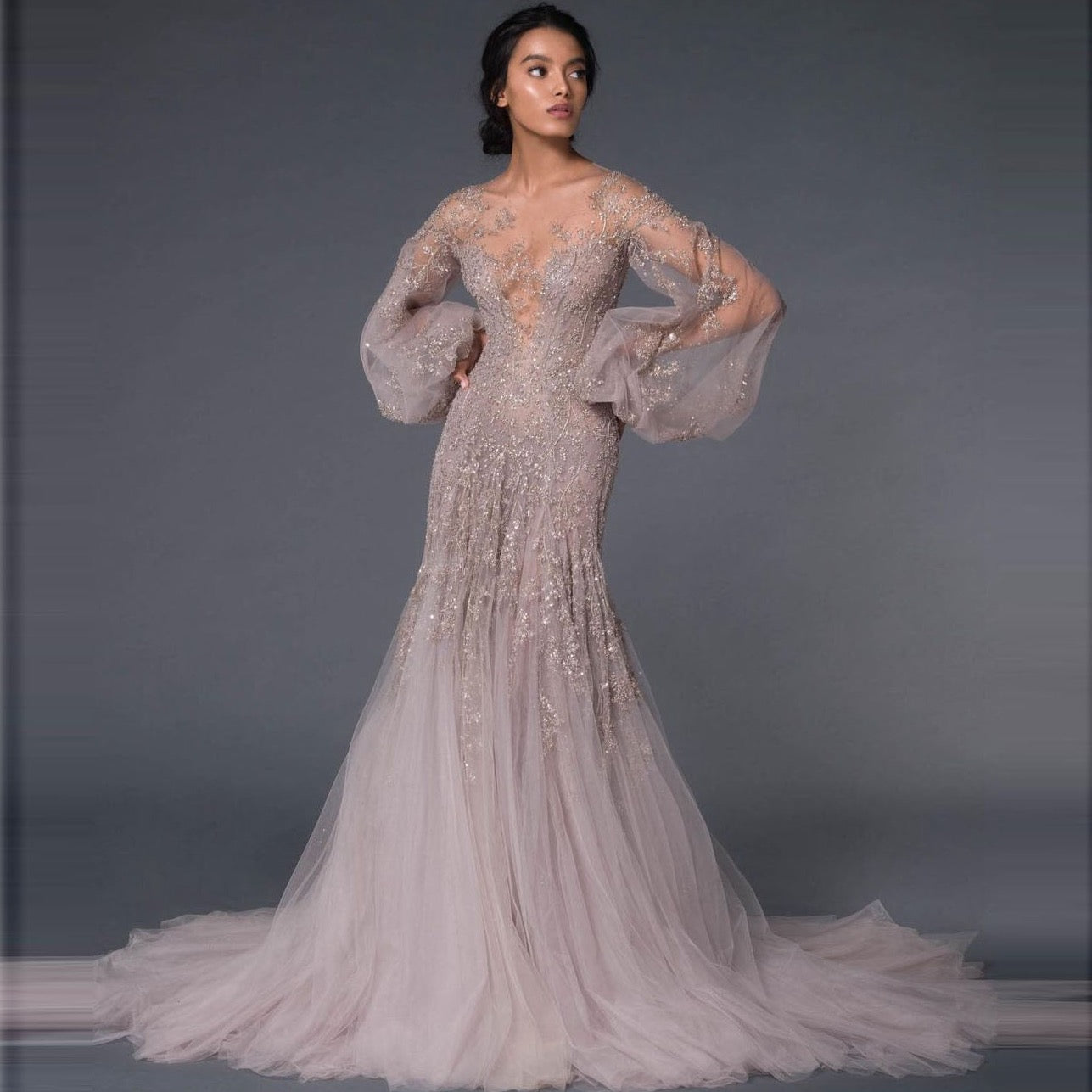 Unleash your inner mermaid with the luxurious Robe Panalin. This shiny bridal gown will make you feel like a work of art as you glide down the aisle. Its mermaid silhouette will flatter your figure while giving you a sophisticated and exclusive look.