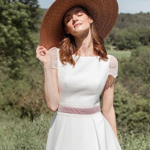 The Robe Stevie is the perfect dress for a simplistic and elegant bridal look. With its lightweight fabric and sunshine color, it exudes a sense of effortless beauty. A must-have for any bride looking to make a statement.