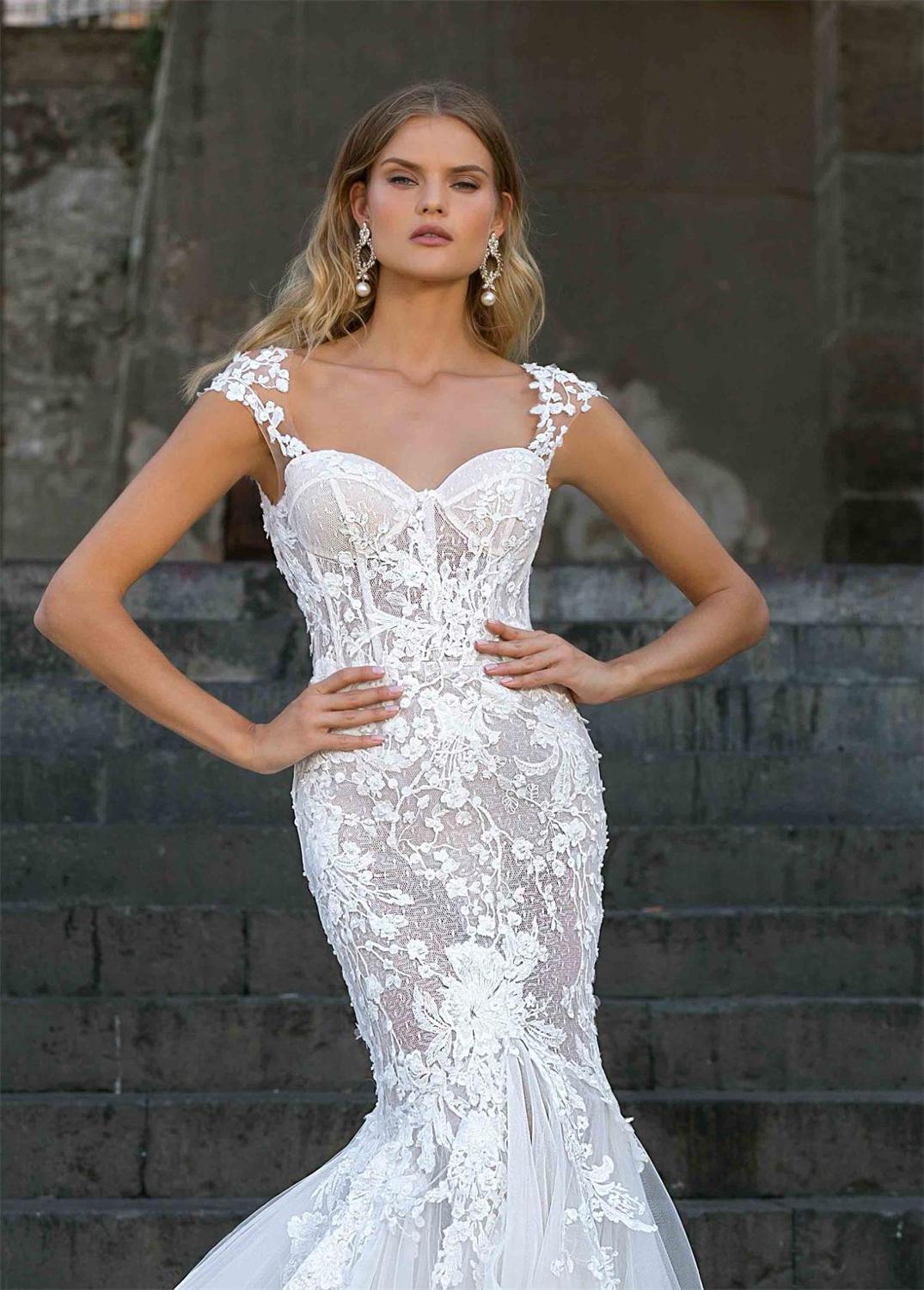 Look stunning on your wedding day in the Robe Ivonne. Boasting delicate white fabric, this mermaid-style gown is the perfect combination of romance, sophistication, and elegance. From the well-crafted bodice to the delicate fishtail hem, this exquisite gown will make you feel like a fairytale princess.