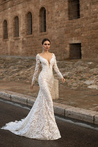 Looking for an elegant look for your bridal day? The Robe Michaelina has got you covered! This sophisticated chic bridal dress features a gorgeous lace gown and a unique lace cape, perfect for a one-of-a-kind bridal look. Say yes to this dress and stand out on your special day!