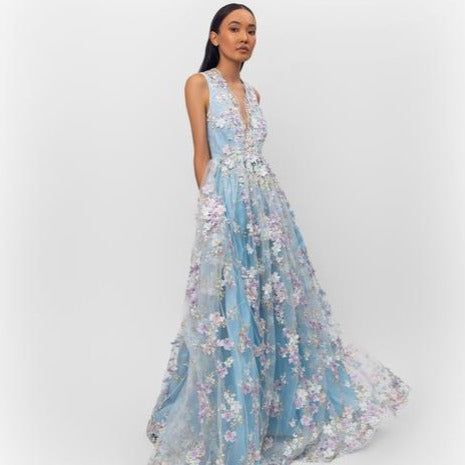 Elevate your style with the Robe Biata! This stunning blue maxi gown features a gorgeous floral design, making it perfect for any occasion. Feel confident and elegant while turning heads with this must-have addition to your wardrobe.