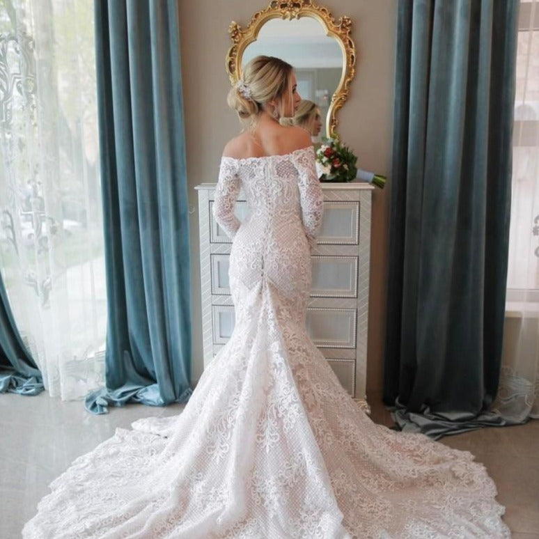 Make a statement in Robe Joanna’s exquisitly crafted lace wedding gown. Flaunt your style with bold, romantic lace details that will surely turn heads. Be daring and daring on your special day! Make an unforgettable entrance with this one-of-a-kind masterpiece!