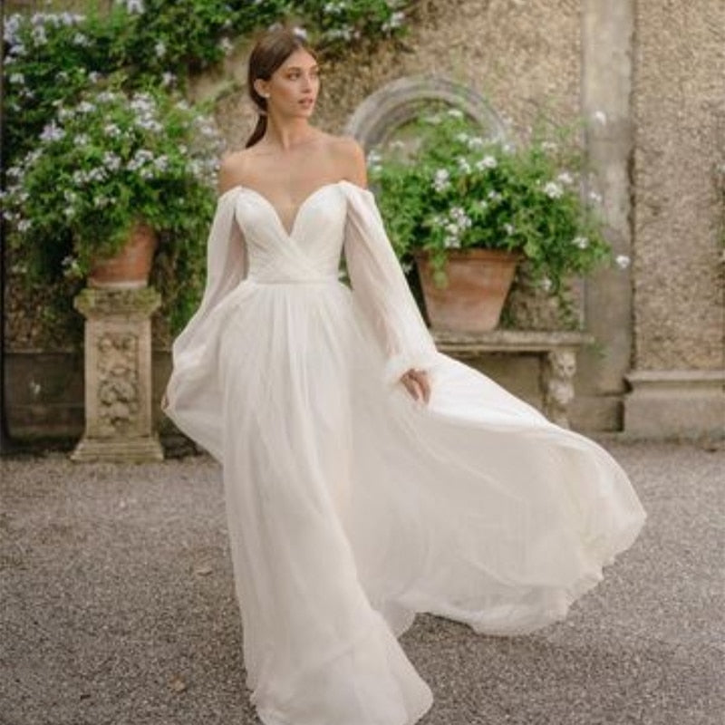 Introducing the Robe Naamah - a stunning, simple bridal gown with an elegant and chic design. Made for the modern bride seeking a touch of luxury on her special day. Embrace understated sophistication with this exclusive wedding dress.