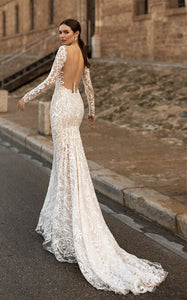 Looking for an elegant look for your bridal day? The Robe Michaelina has got you covered! This sophisticated chic bridal dress features a gorgeous lace gown and a unique lace cape, perfect for a one-of-a-kind bridal look. Say yes to this dress and stand out on your special day!