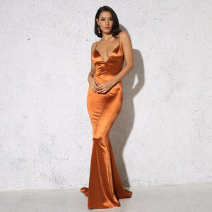 Effortlessly elegant, the Robe Usha is a satin mermaid maxi dress that will turn heads with its sleek silhouette. The fabric is soft and luxurious, providing maximum comfort while exuding sophistication. Dress it up for a night out or wear it casually for a day out, this dress is versatile and stylish.