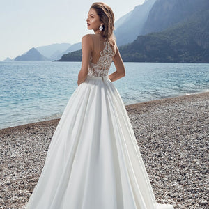 The Robe Raelynn is the epitome of elegance and sophistication. This bridal gown boasts exquisite details and chic design, perfect for a stunning and memorable wedding day. With its intricate craftsmanship and luxurious fabric, this gown is sure to make a lasting impression.