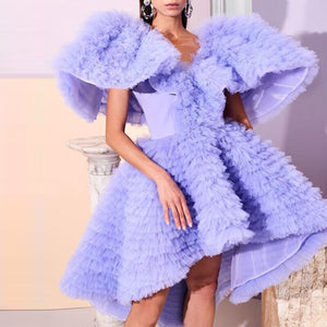 This elegant Maelee robe is perfect for formal events and graduation ceremonies. Made of delicate layered tulle in a beautiful lavender color, it will make you stand out in style. Short and stylish, it adds a touch of sophistication to any occasion.