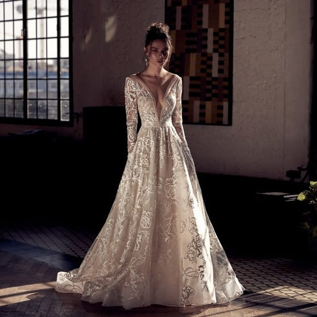 The Robe Orbella is a stunning and sophisticated wedding gown that will make any bride feel like royalty on her special day. Crafted with shimmering fabric, this enchanting gown will capture attention and make you feel truly magical. Elevate your bridal look with the elegance of the Robe Orbella.