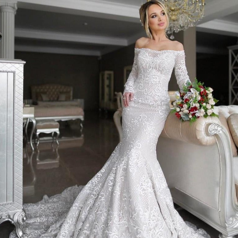 Make a statement in Robe Joanna’s exquisitly crafted lace wedding gown. Flaunt your style with bold, romantic lace details that will surely turn heads. Be daring and daring on your special day! Make an unforgettable entrance with this one-of-a-kind masterpiece!