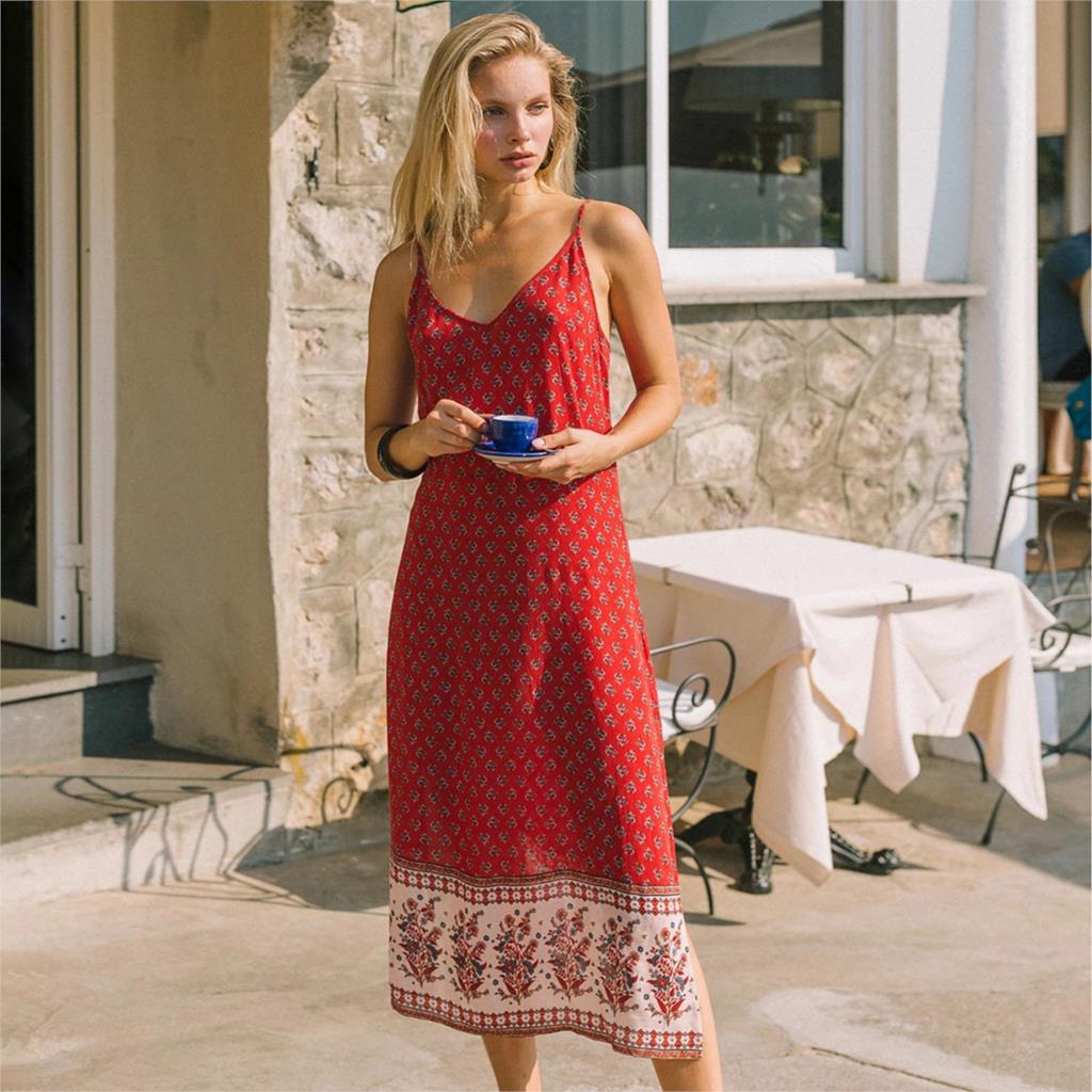 Look like a queen in the fashionable Robe Darcy. This stylish boho dress has a casual red look, perfect for turning heads this season! With the perfect blend of comfort and fashion, you'll be confident and ready to take on any event. So long, dull wardrobe - hello Robe Darcy!