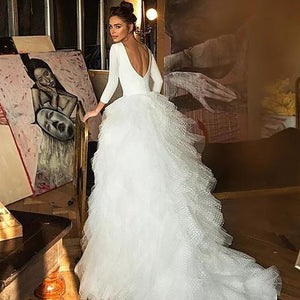 Introducing Robe Dalleen - the perfect choice for any bride looking for a beautiful and chic wedding gown. With its fantasy-inspired design, this gown will make you feel like you've stepped out of a fairytale. Make your wedding day even more special with this stunning and unique dress.