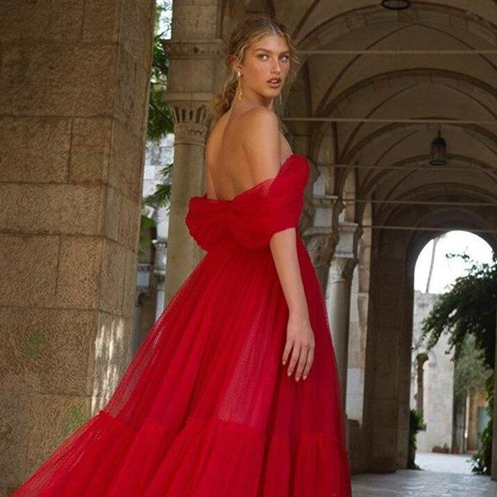 Be the belle of the ball in this gorgeous tea-length, red tulle gown! With its sleeveless cocktail style, you'll feel effortless and elegant all night long. Perfect for special occasions – stand out from the crowd in the beautiful Robe Belle!