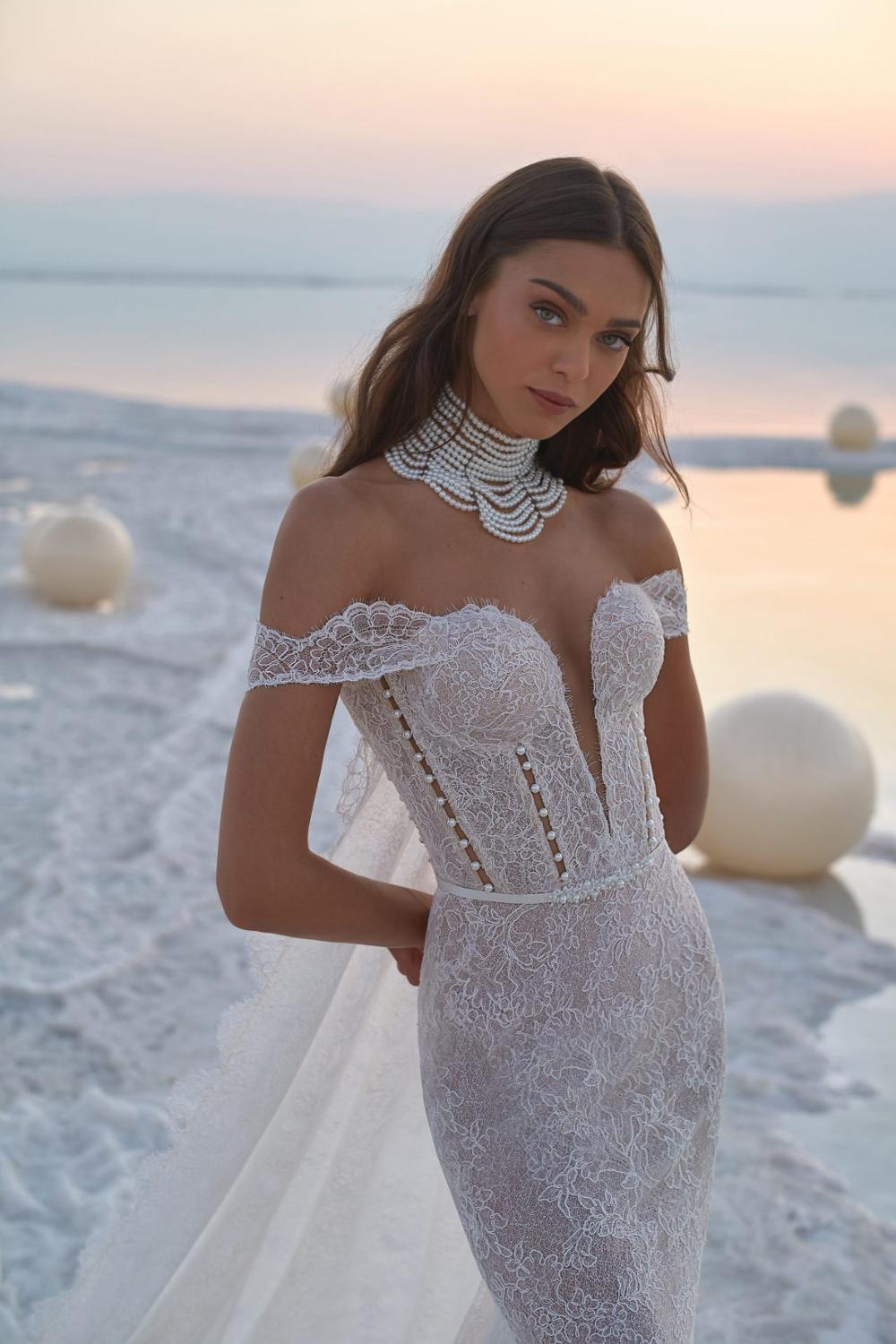 Experience the epitome of elegance in the Robe Laronda. This dreamy mermaid gown features a chic v-neck and sparkling embroidered details, making it the perfect choice for a luxurious event. Embrace the sophisticated and exclusive style of this dress that will make you feel like a work of art.