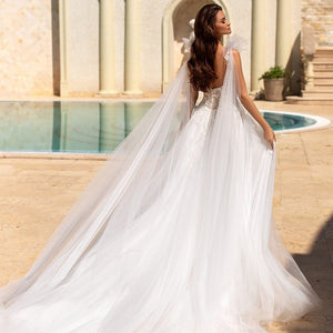 Look stunning on your special day in the Robe Simmonne. This a-line bridal gown will make you feel like a princess as you walk down the aisle. Say "I do" in style with this elegant wedding dress.