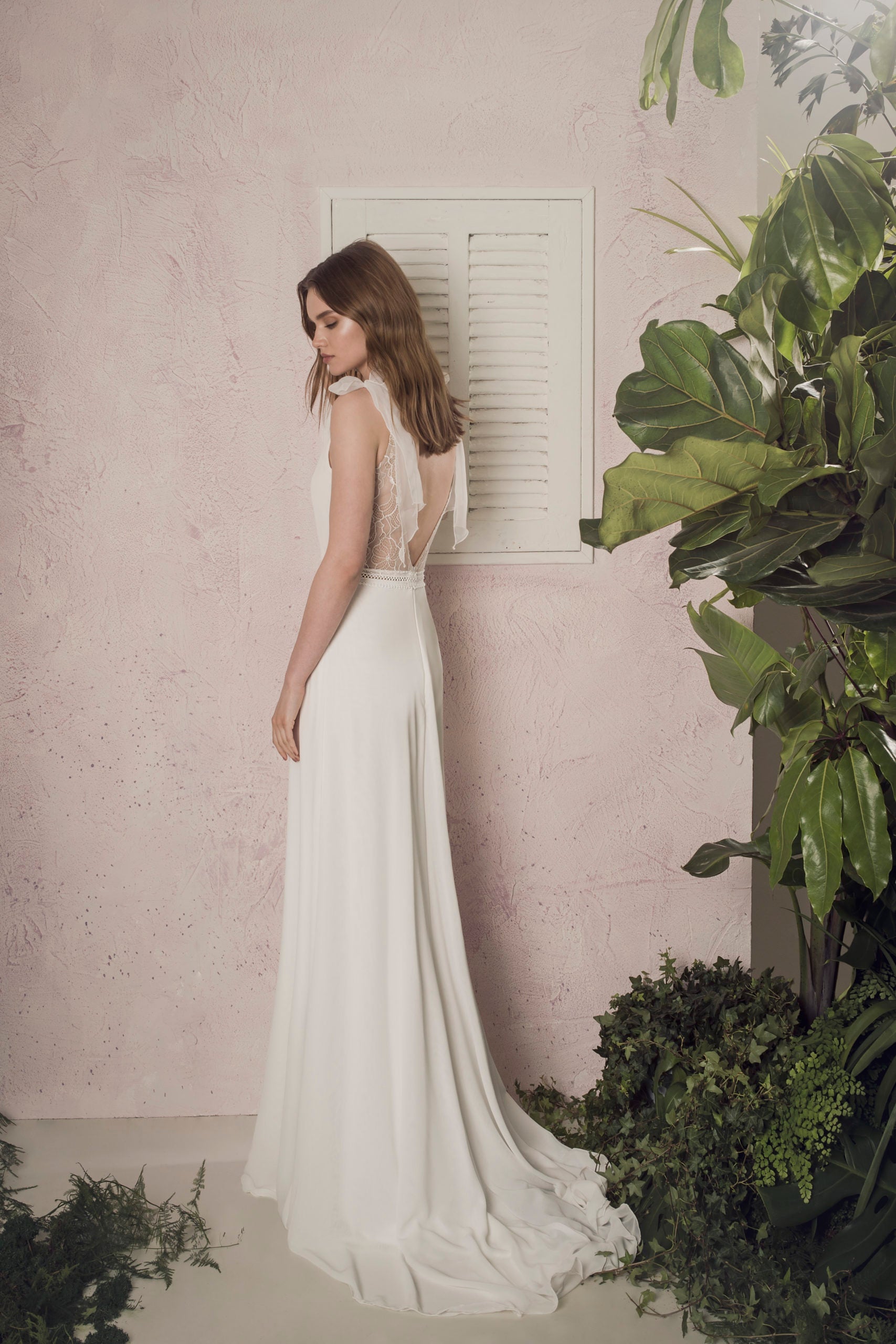 The Robe Joleen is a stunning boho gown perfect for any bride. Its elegant design and intricate details make it the ideal choice for a bohemian-inspired wedding. With its flowing silhouette and delicate lace, this dress will make any bride feel beautiful and confident on her special day.