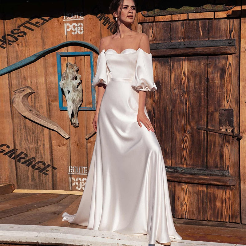 Experience luxury and elegance on your special day with the Robe Amabilia. This stunning satin wedding gown will make you feel like royalty, with its smooth and soft material that will wrap you in comfort. Make a statement and turn heads with this breathtaking dress.