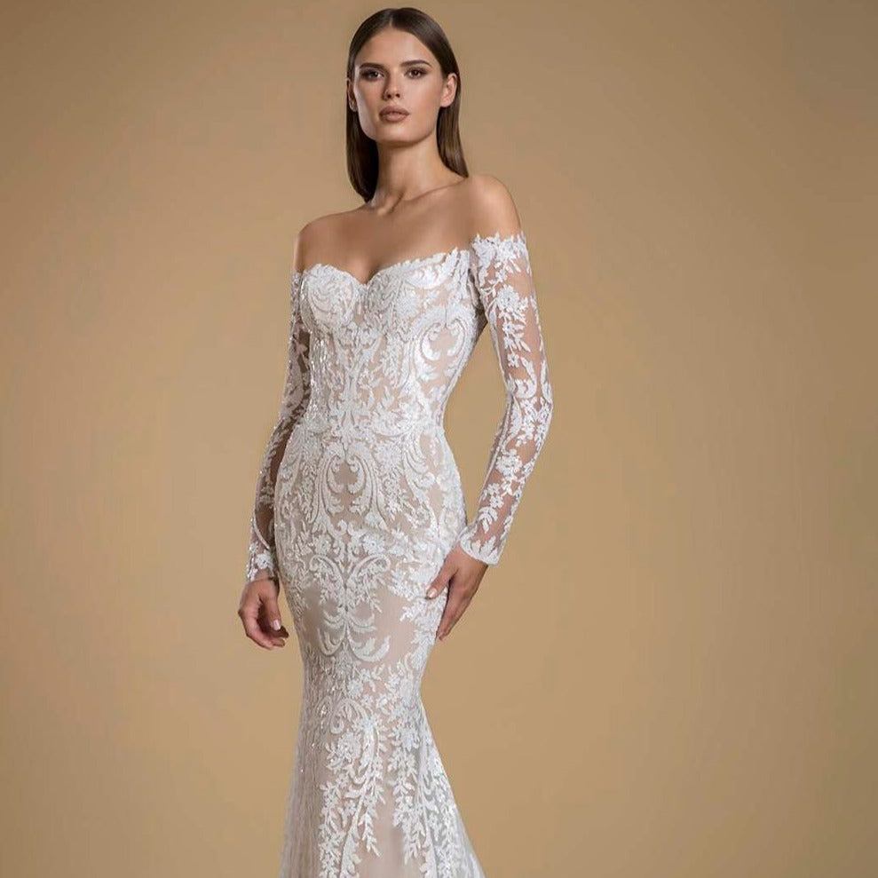 The Robe Suzonne is a stunning mermaid-style wedding gown, exuding elegance and sophistication. Crafted with delicate attention to detail, this gown is the perfect choice for a bride looking to make a statement on her special day. Its mermaid silhouette flatters every figure, making you feel confident and beautiful as you walk down the aisle.