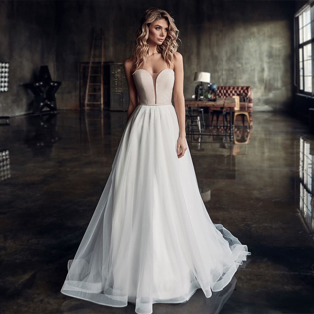 The Robe Lisboa is a stunning A-line bridal gown, perfect for any casual wedding. This elegant gown boasts a flattering silhouette, making it the perfect choice for brides who want to look both chic and comfortable on their special day. Its simple yet sophisticated design will surely make you feel like a true bride.&nbsp; 