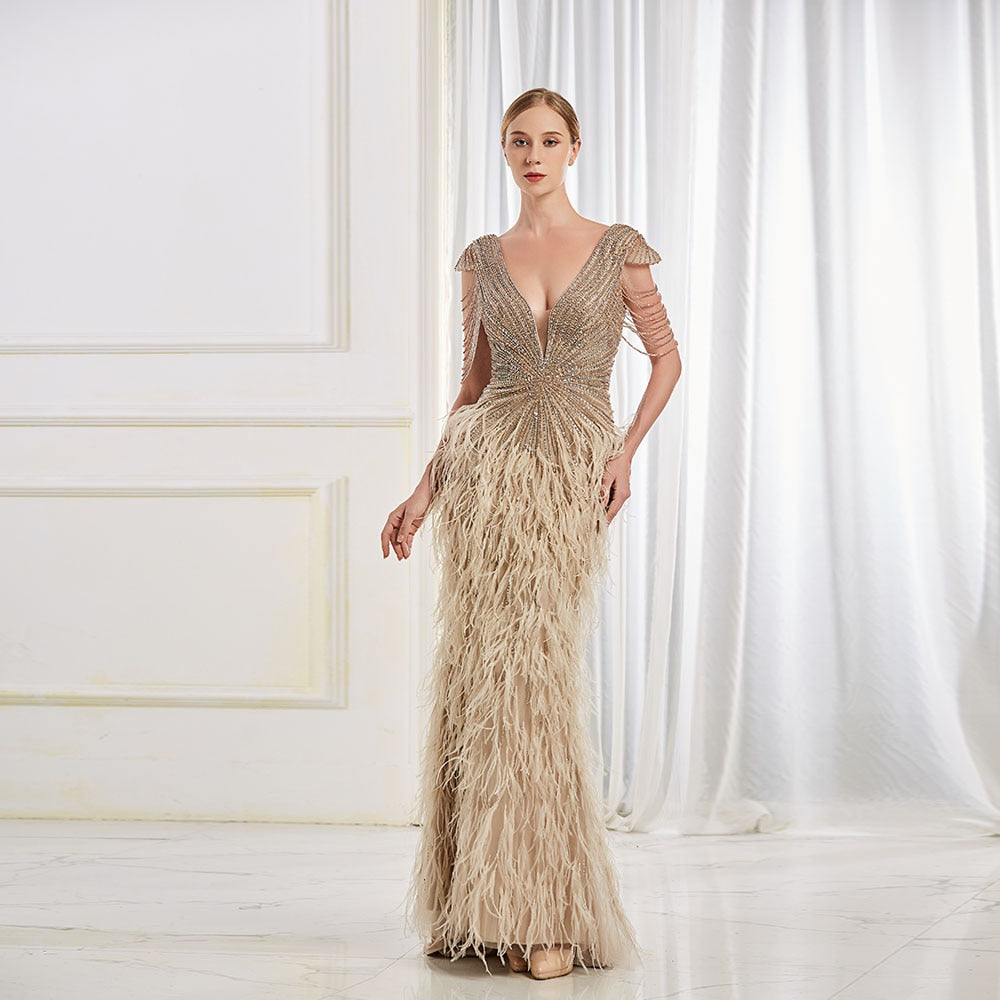 Indulge in luxury with our Robe Elane - the perfect addition to your evening wardrobe. This exquisite dress features intricate Dubai feathers and a striking mermaid silhouette, guaranteed to turn heads. Whether it's a prom or a wedding party, this elegant brown and pink dress will make you feel like the belle of the ball.