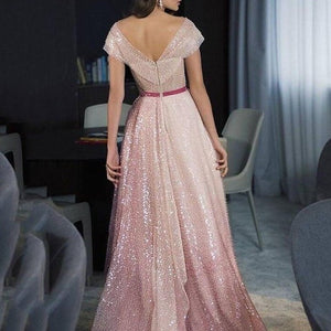 Indulge in luxury with the Robe Marion, a bridal sparkling prom dress designed to make you feel chic and sensual. This evening gown in an elegant shade of pink exudes exclusivity, perfect for special occasions. Be the center of attention and make a statement with this stunning piece.