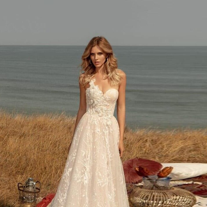 Unleash your inner bohemian goddess with the Robe Hana. This exquisite bridal dress exudes effortless elegance and timeless style, perfect for the free-spirited bride. With its boho-inspired design and intricate details, the Robe Hana is the ultimate choice for a luxurious and exclusive wedding day look.