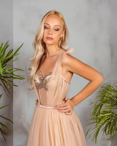 Turn heads with the Robe Geneera. This cocktail dress features delicate tulle fabric in a playful pink color. Perfect for prom or any fancy occasion. (Don't be afraid to show your fun side!)