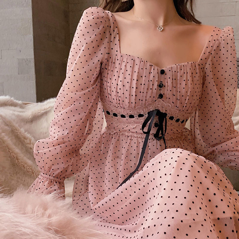 Treat yourself to the vintage French charm of Robe Norra - a beautiful princess dress made from luxurious fabrics, designed to bring out your inner royalty. Its soft silhouette flatters the body and exudes an air of elegant sophistication. Perfect for special occasions or simply to feel pampered.