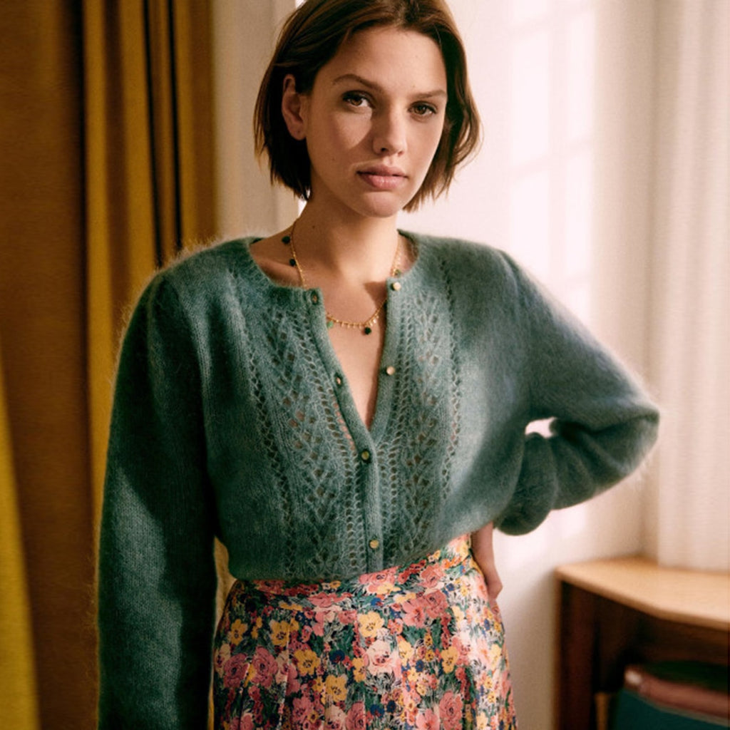 Breathe life into winter and autumn collections with the luxurious Cárdigan Joleigh. Crafted with the softest knitted material for absolute warmth and comfort, this elegant pullover is the perfect way to experience French fashion. Stay cozy and chic all season long.