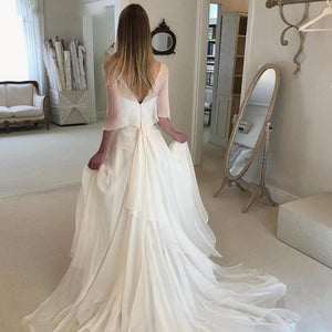 Introducing the Robe Lova, an elegant blanc bridal dress with a chic design. Perfect for the modern bride seeking a sophisticated and stylish look on her special day. Made with high-quality materials, this dress exudes timeless beauty and will make you feel confident and radiant as you walk down the aisle.