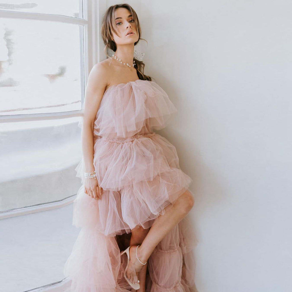 Elevate your evening wardrobe with the stunning Robe Afreda. Crafted from luxurious tulle, this gown boasts a versatile design that is perfect for cocktail parties and prom. Its flowing silhouette and delicate fabric will make you feel like a true goddess. Indulge in elegance and make a statement with Robe Afreda.