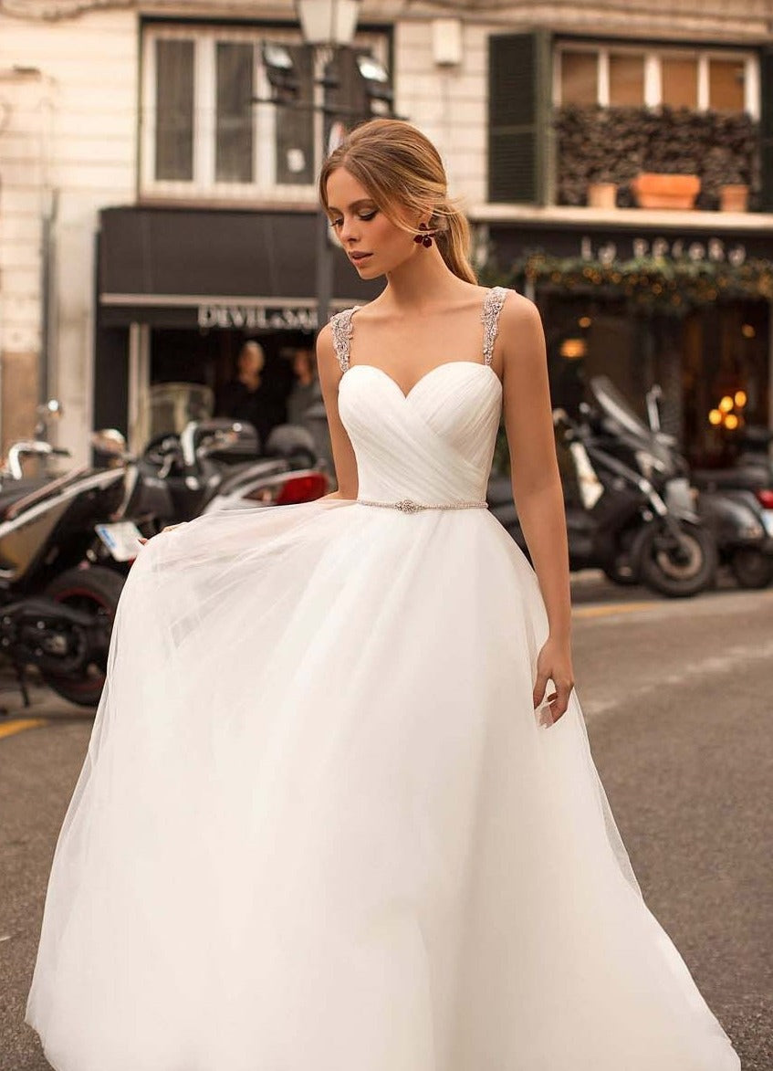 Look stunning on your special day with the Robe Josée! This beautiful bridal gown exudes elegance with its chic design, making it the perfect choice for your wedding. Say "I do" in style and feel confident as you walk down the aisle.